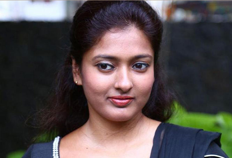 201803100412547761_Social-website-scam-and-actress-Gayatri-Raghuram_SECVPF