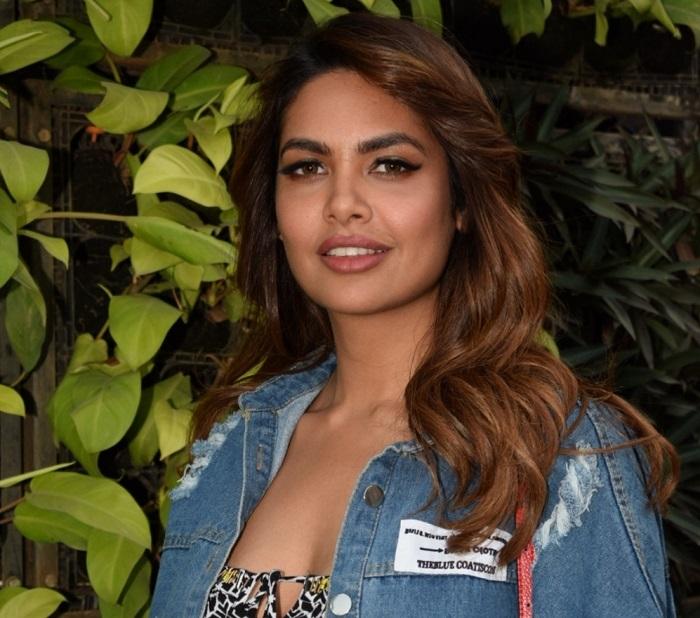 115430_Esha-Gupta1