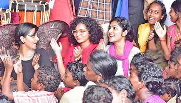 201808281802421660_Actresses-flood-relief-camps-in-Kerala_SECVPF
