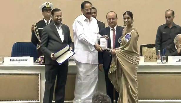 201912231257530160_Keerthysuresh-received-National-Award_SECVPF