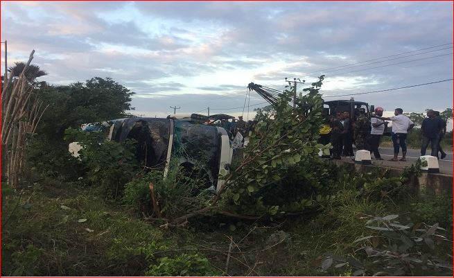 கொழும்பு – யாழ் பஸ் விபத்து : 18 பேர் காயம்